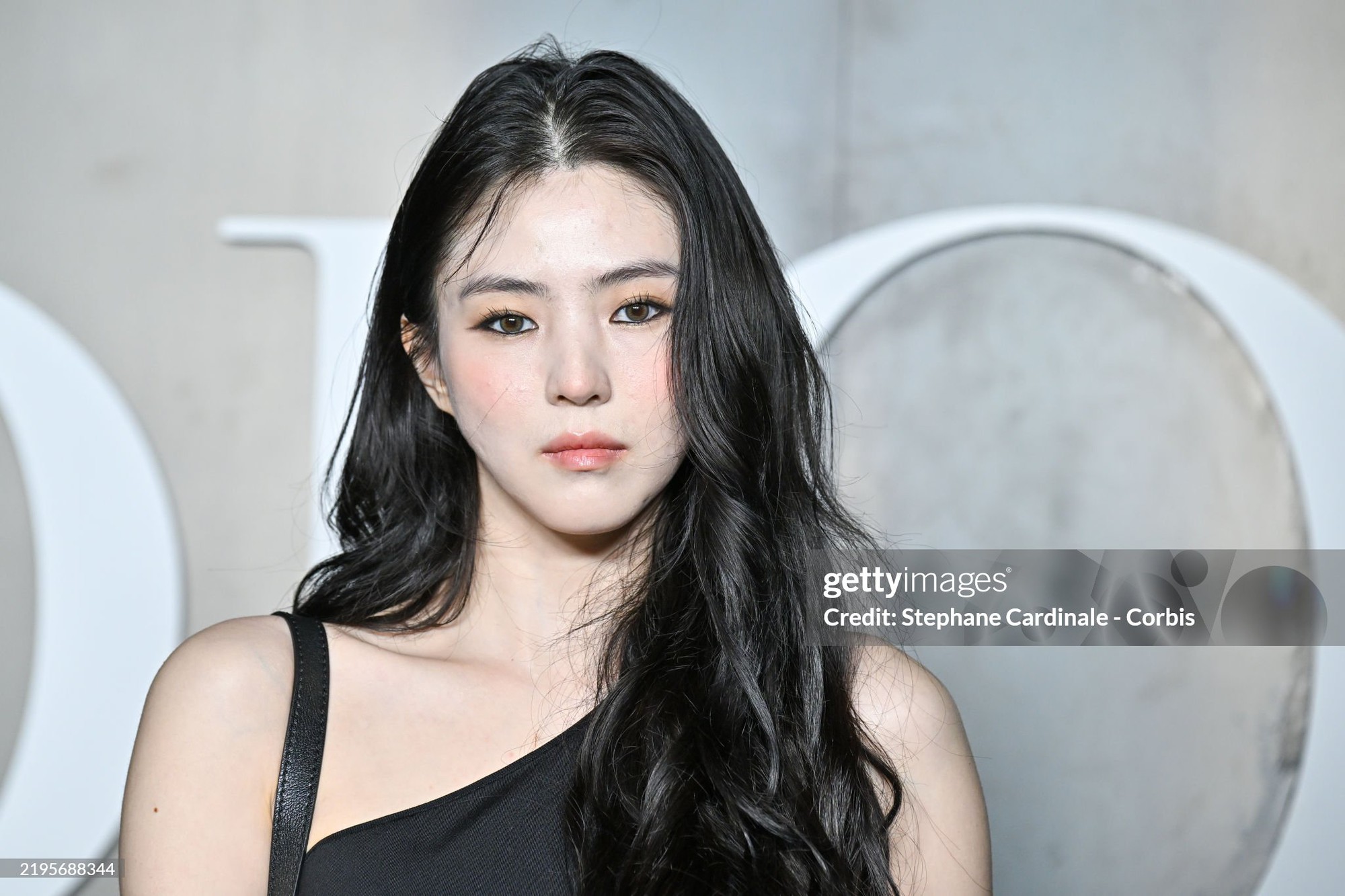 Han So Hee đi fashion week nhưng gặp "kiếp nạn”- Ảnh 4.