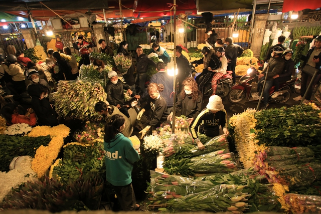 Hà Nội: Chợ hoa Quảng An chật cứng người trong đêm, một điều vẫn khiến nhiều người khó chịu- Ảnh 6.