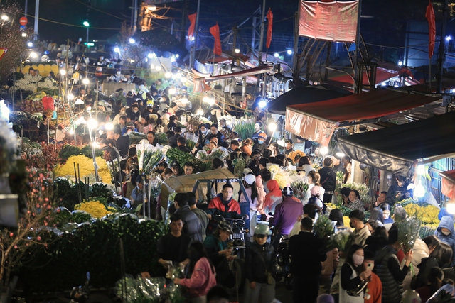 Hà Nội: Chợ hoa Quảng An chật cứng người trong đêm, một điều vẫn khiến nhiều người khó chịu- Ảnh 2.