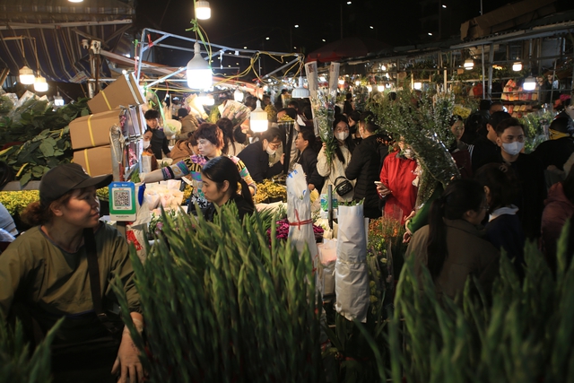 Hà Nội: Chợ hoa Quảng An chật cứng người trong đêm, một điều vẫn khiến nhiều người khó chịu- Ảnh 7.