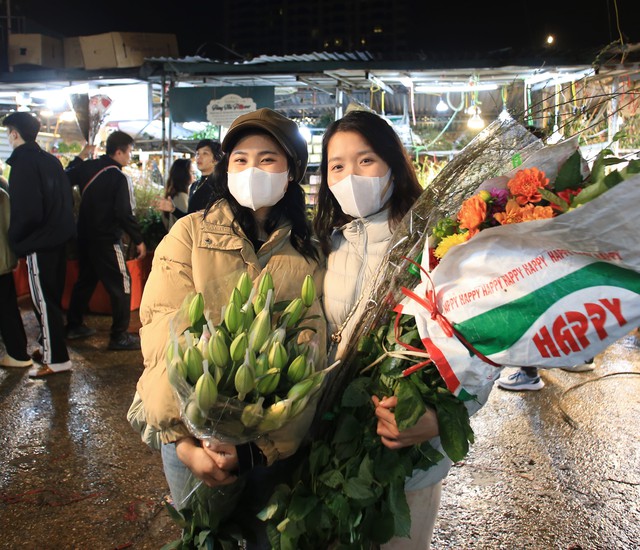 Hà Nội: Chợ hoa Quảng An chật cứng người trong đêm, một điều vẫn khiến nhiều người khó chịu- Ảnh 13.