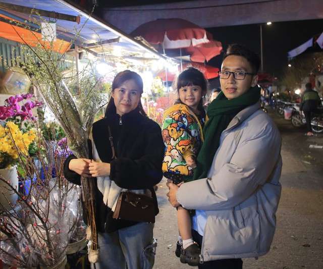 Hà Nội: Chợ hoa Quảng An chật cứng người trong đêm, một điều vẫn khiến nhiều người khó chịu- Ảnh 16.