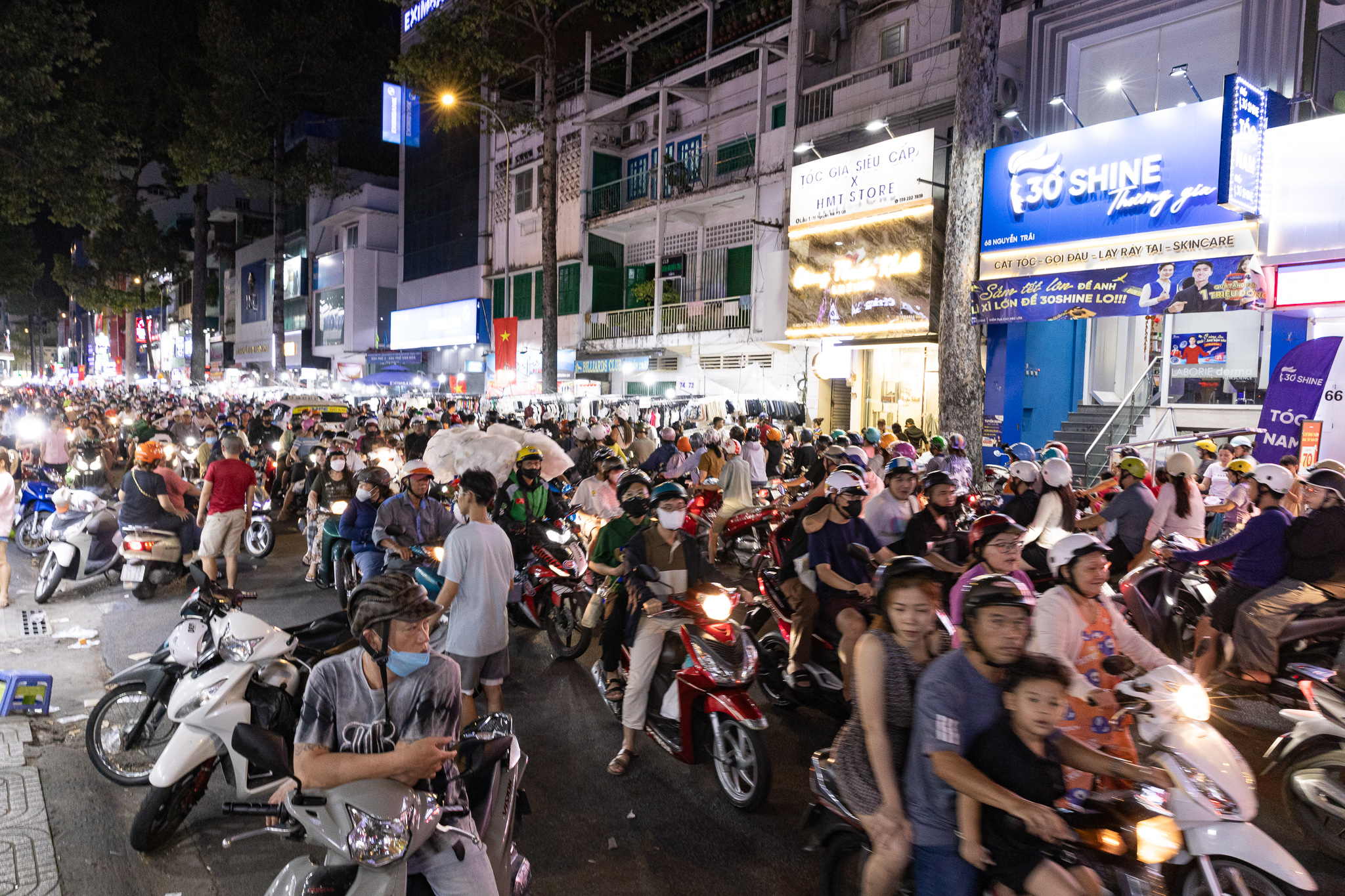 Cảnh tượng dễ thương tại các cửa hàng mua sắm đông nghẹt người ở TP.HCM những ngày cận Tết- Ảnh 17.