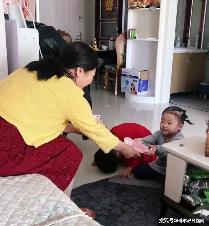 Con gái hỏi "Tại sao bà nội lại lì xì ít hơn bà ngoại?", câu trả lời của nàng dâu khiến cả nhà chồng xuýt xoa: Sao mà khéo thế!- Ảnh 1.