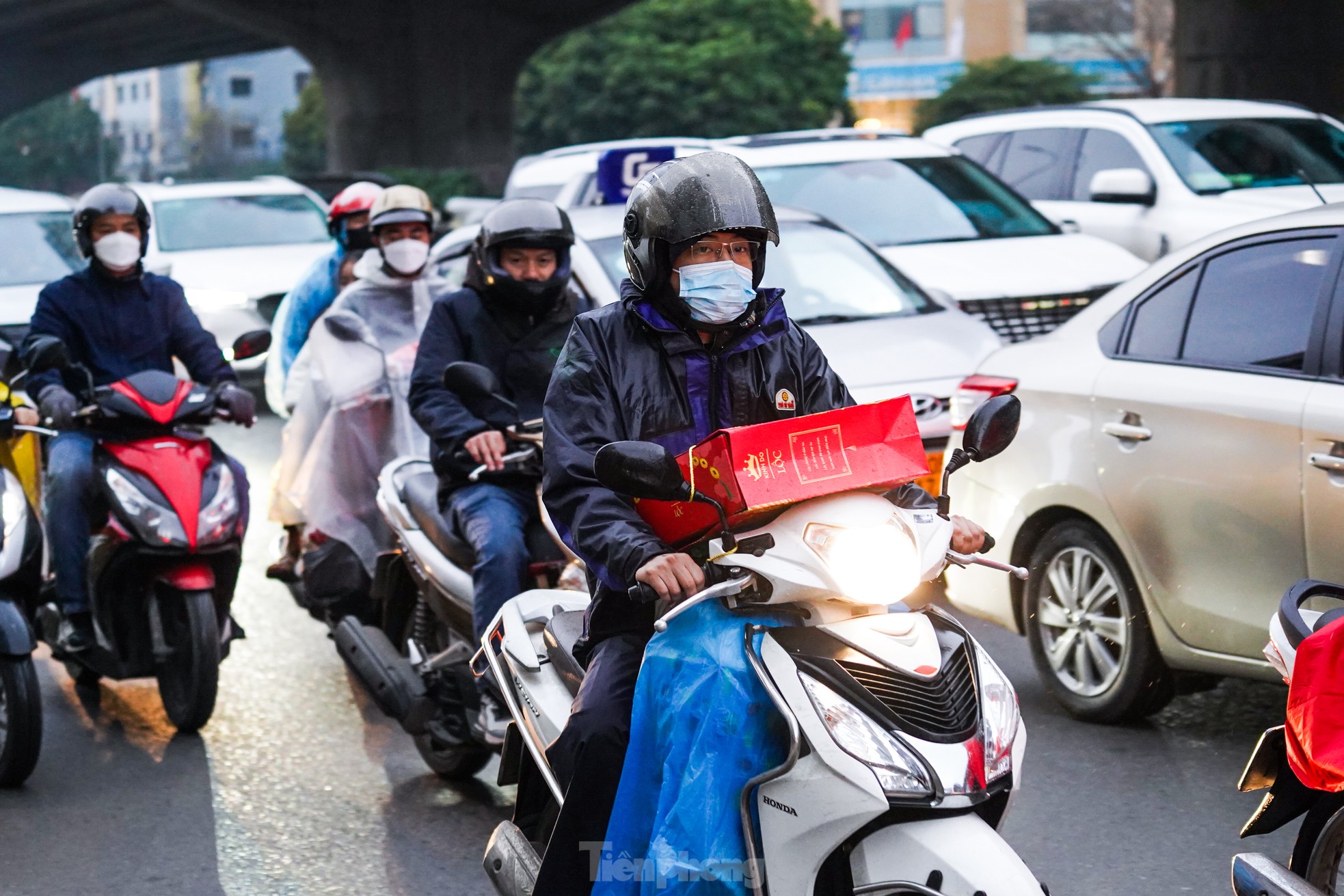 Người dân vượt mưa rét, ùn tắc, rời Thủ đô về quê từ tờ mờ sáng- Ảnh 8.