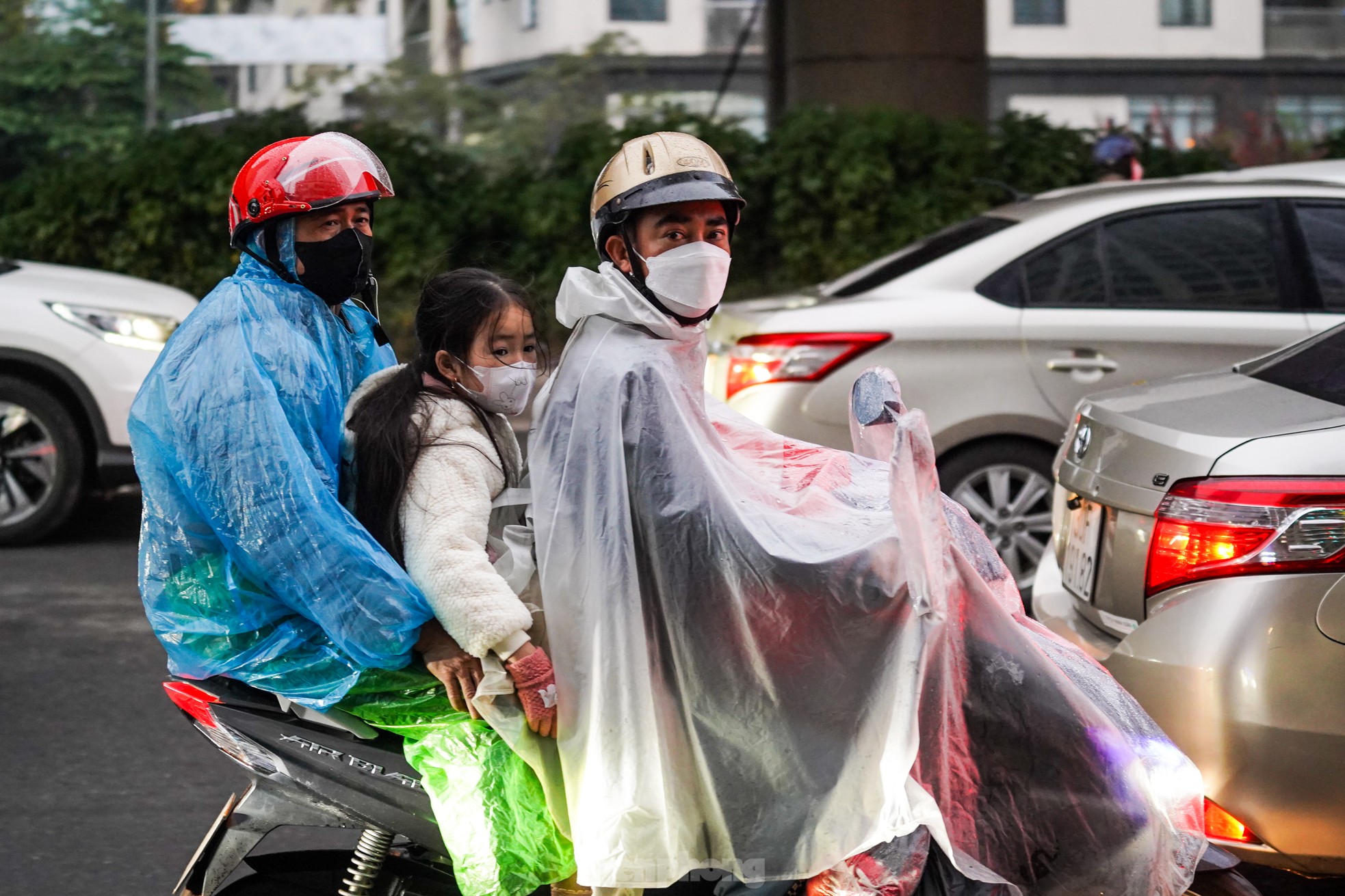 Người dân vượt mưa rét, ùn tắc, rời Thủ đô về quê từ tờ mờ sáng- Ảnh 11.