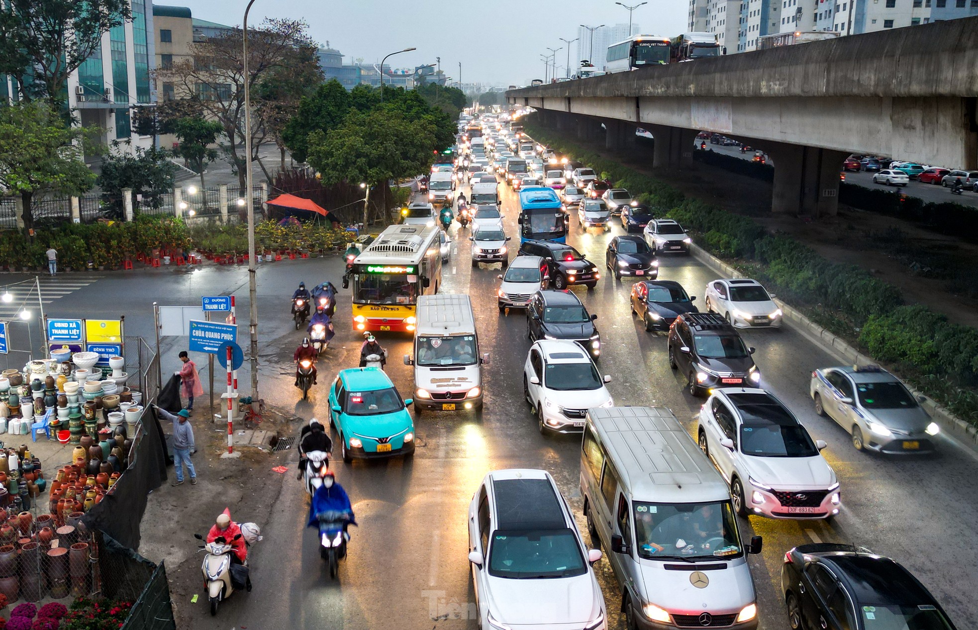 Người dân vượt mưa rét, ùn tắc, rời Thủ đô về quê từ tờ mờ sáng- Ảnh 9.