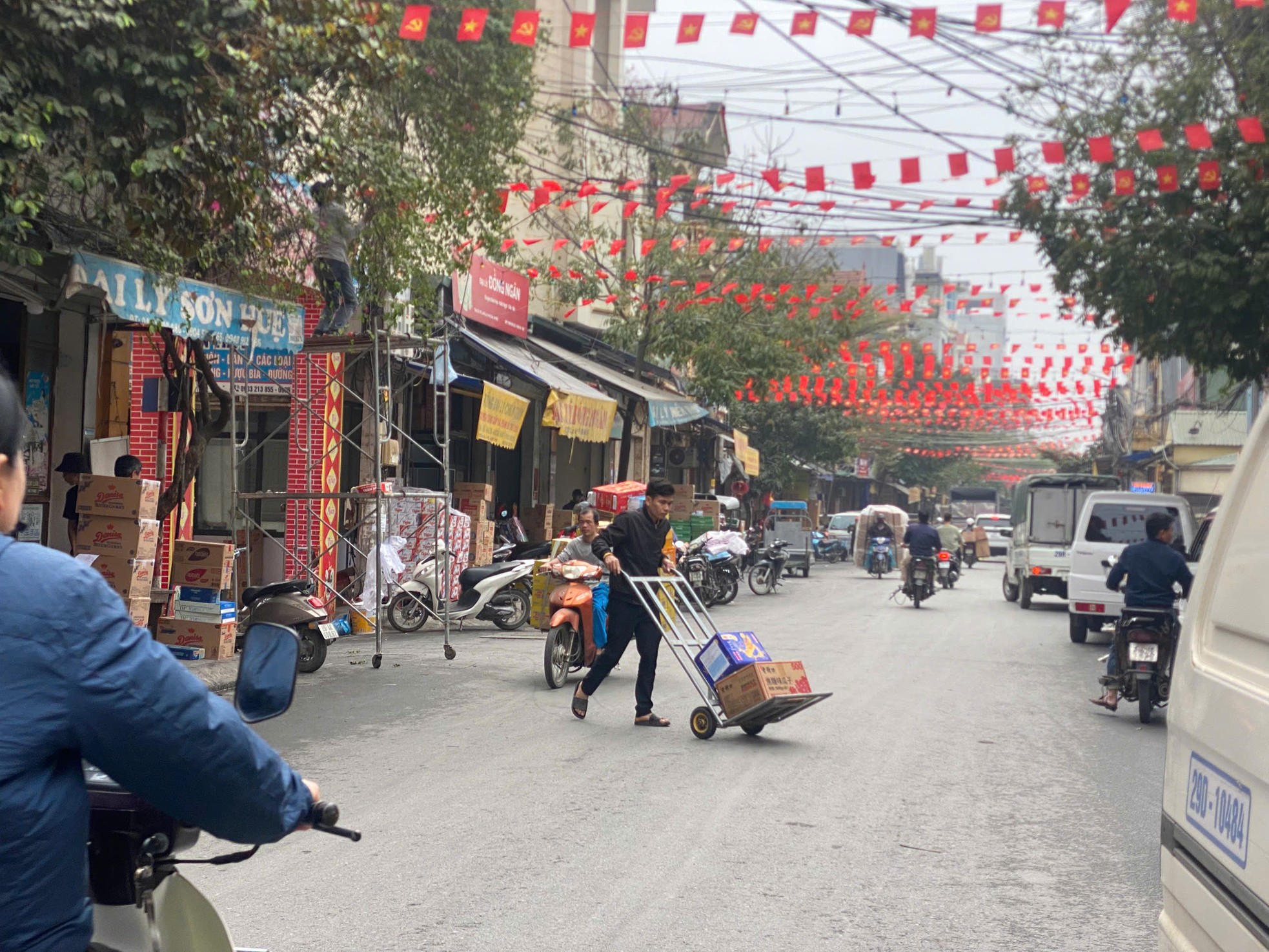 'Thủ phủ' bánh kẹo Hà Nội tất bật không ngơi tay dịp cận Tết- Ảnh 4.