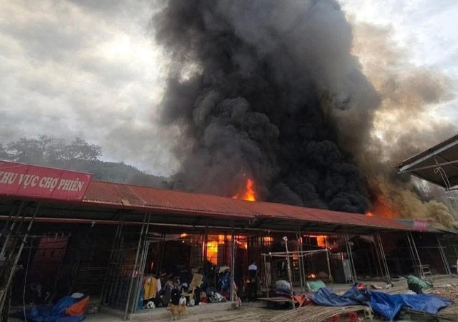 Cháy lớn chợ ở Hà Giang, nhiều ki-ốt chìm trong biển lửa- Ảnh 2.