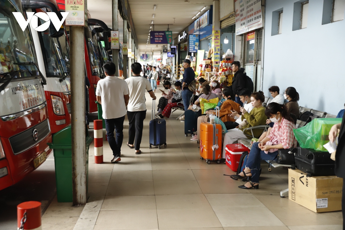 Người dân ở TPHCM về quê ăn Tết: Sân bay, ga tàu kín chỗ, xe khách "delay"- Ảnh 2.