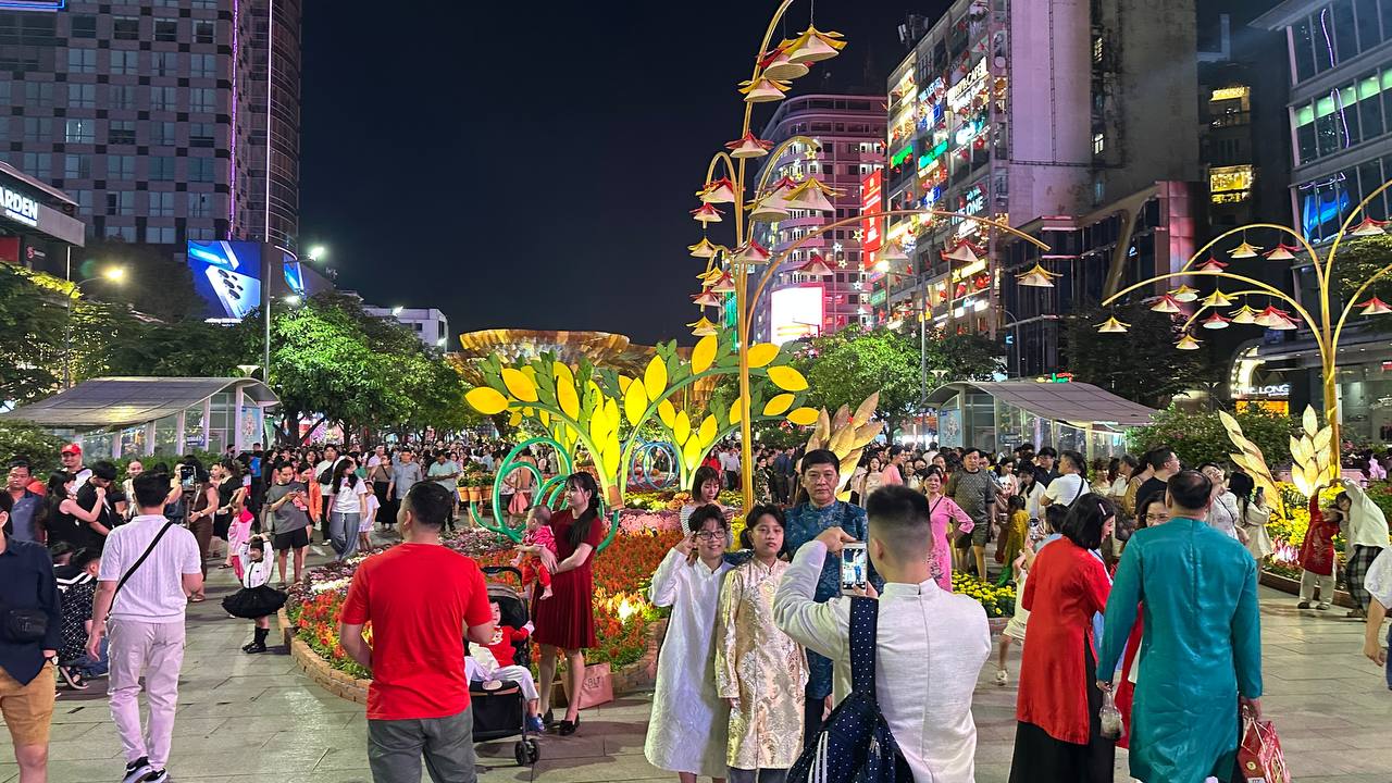 Đường hoa Nguyễn Huệ đêm đầu khai trương: "Bé Na hoa hậu" được săn đón nhiệt liệt, càng về khuya càng đông đúc người dân- Ảnh 11.