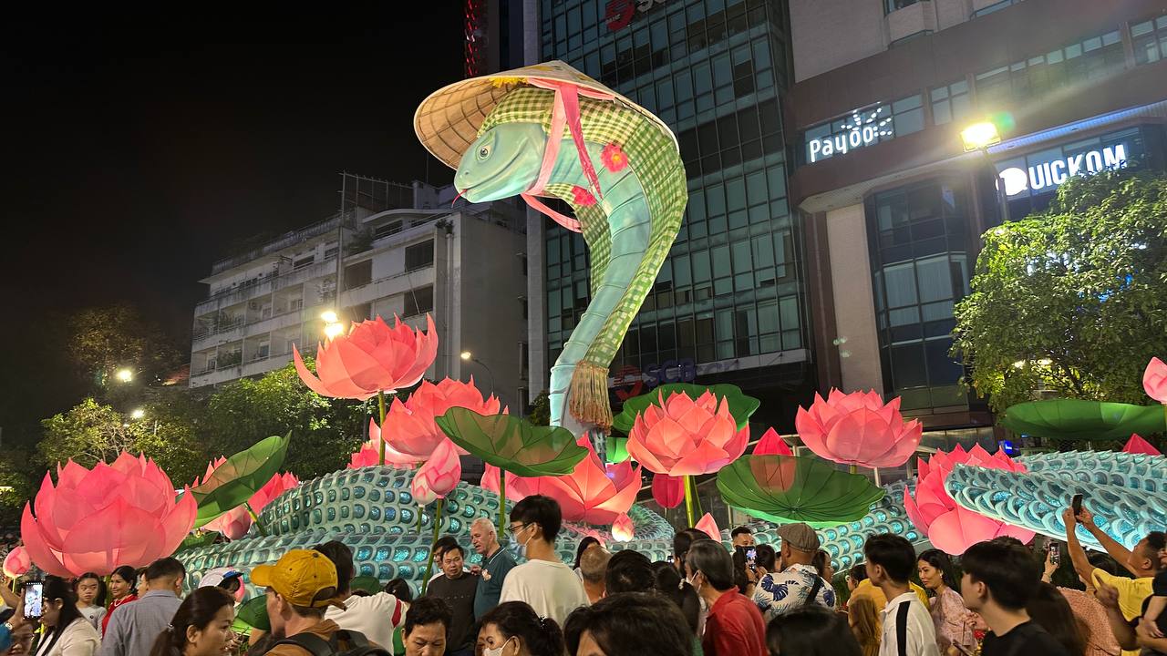 Đường hoa Nguyễn Huệ đêm đầu khai trương: "Bé Na hoa hậu" được săn đón nhiệt liệt, càng về khuya càng đông đúc người dân- Ảnh 3.