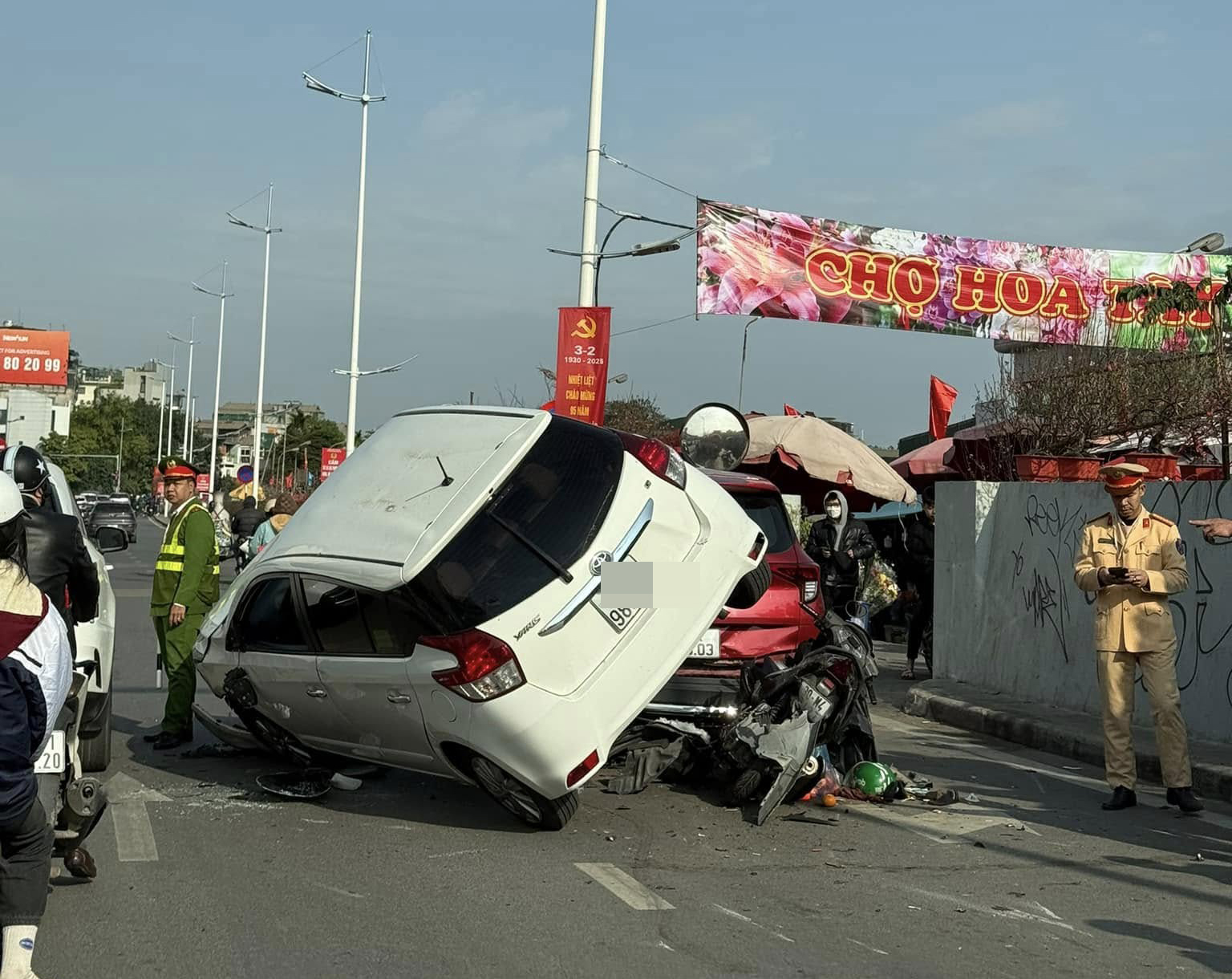 Hà Nội: Tai nạn liên hoàn trước cổng chợ Quảng An, tài xế ô tô lao lên xe máy tạo cảnh tượng kinh hoàng- Ảnh 1.