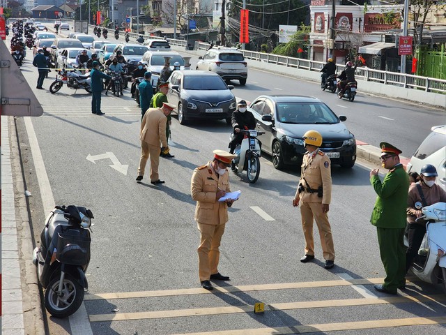 Ô tô con mất lái, trèo lên xe ô tô đi cùng chiều trên đường Âu Cơ ngày 28 Tết- Ảnh 1.