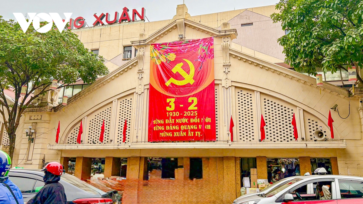 Phố phường H&agrave; Nội "thay &aacute;o mới" đ&oacute;n xu&acirc;n Ất Tỵ 2025- Ảnh 3.