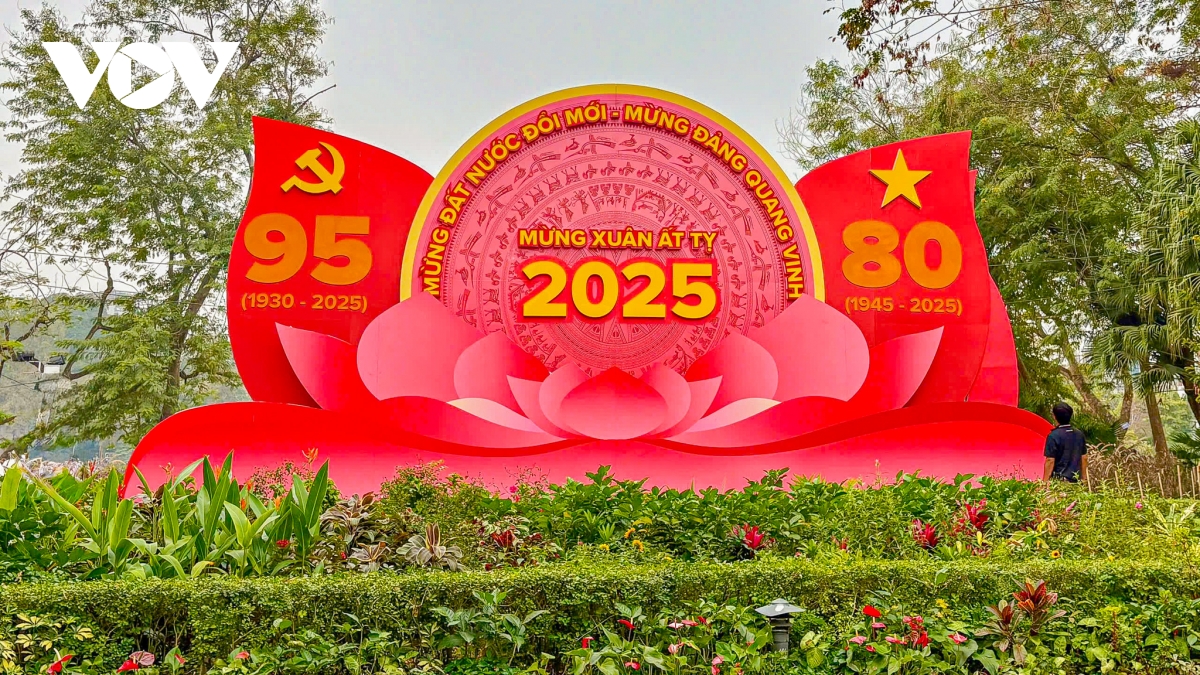 Phố phường H&agrave; Nội "thay &aacute;o mới" đ&oacute;n xu&acirc;n Ất Tỵ 2025- Ảnh 1.