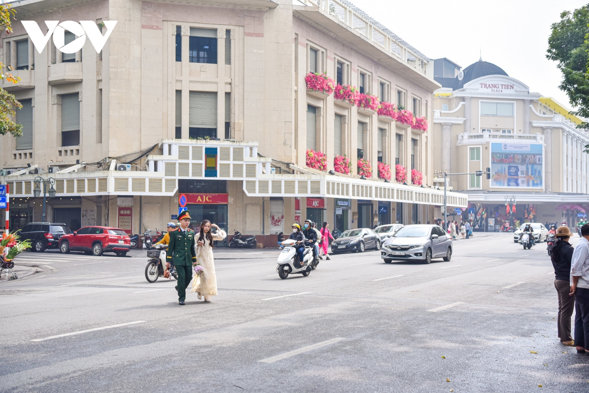 Phố phường H&agrave; Nội "thay &aacute;o mới" đ&oacute;n xu&acirc;n Ất Tỵ 2025- Ảnh 7.