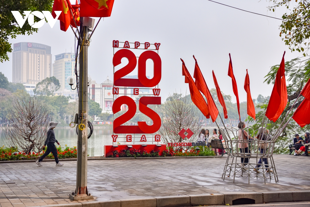 Phố phường H&agrave; Nội "thay &aacute;o mới" đ&oacute;n xu&acirc;n Ất Tỵ 2025- Ảnh 11.