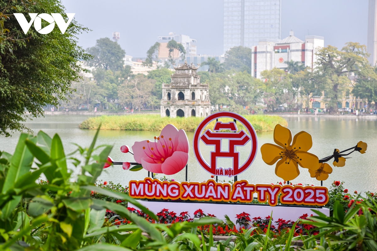Phố phường H&agrave; Nội "thay &aacute;o mới" đ&oacute;n xu&acirc;n Ất Tỵ 2025- Ảnh 12.