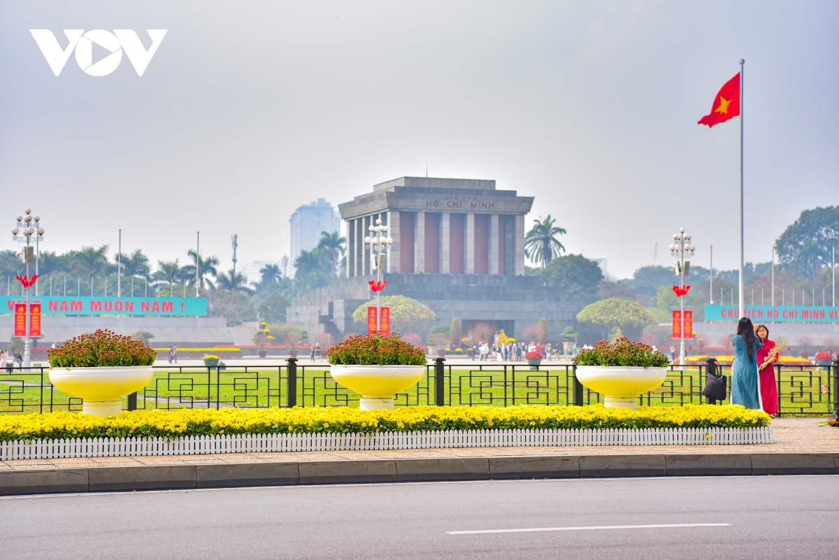 Phố phường H&agrave; Nội "thay &aacute;o mới" đ&oacute;n xu&acirc;n Ất Tỵ 2025- Ảnh 2.