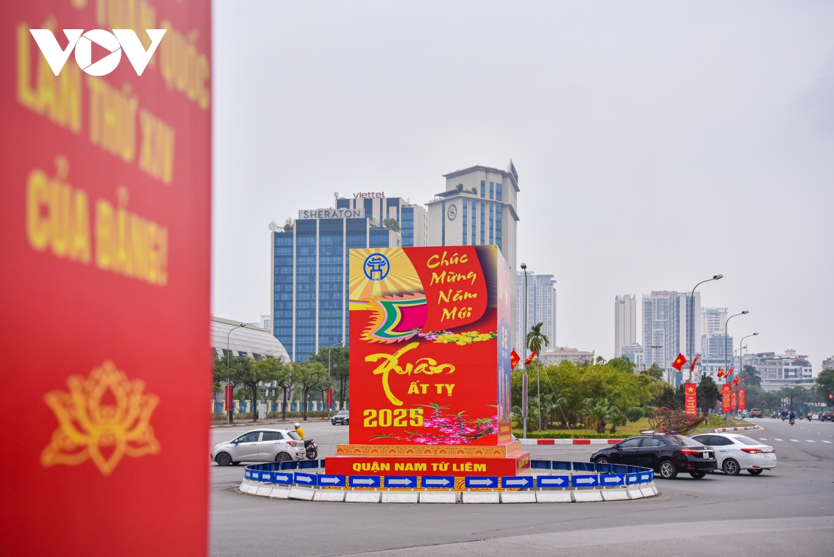 Phố phường H&agrave; Nội "thay &aacute;o mới" đ&oacute;n xu&acirc;n Ất Tỵ 2025- Ảnh 19.