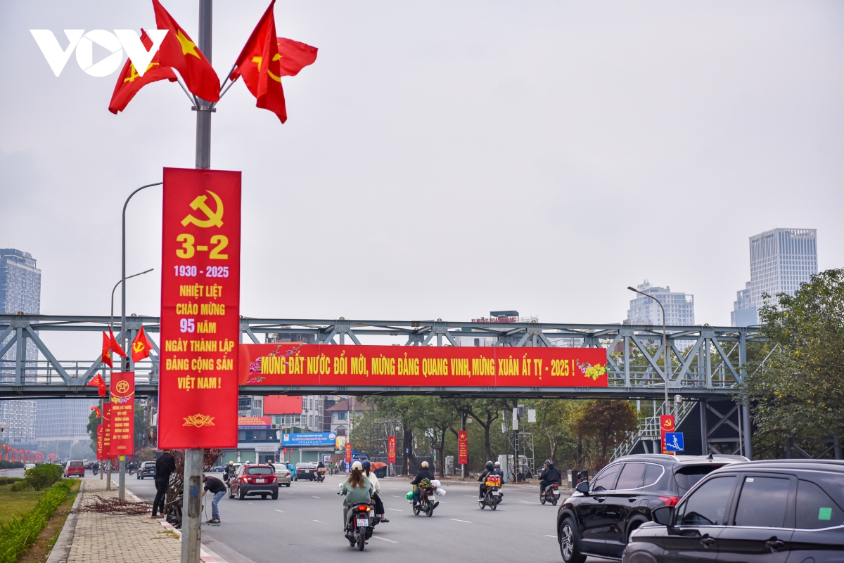Phố phường H&agrave; Nội "thay &aacute;o mới" đ&oacute;n xu&acirc;n Ất Tỵ 2025- Ảnh 18.