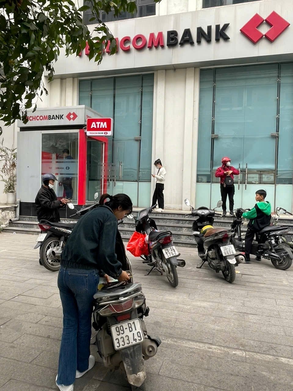 Cảnh tượng “lạ” tại các cây ATM ngày Tết- Ảnh 4.