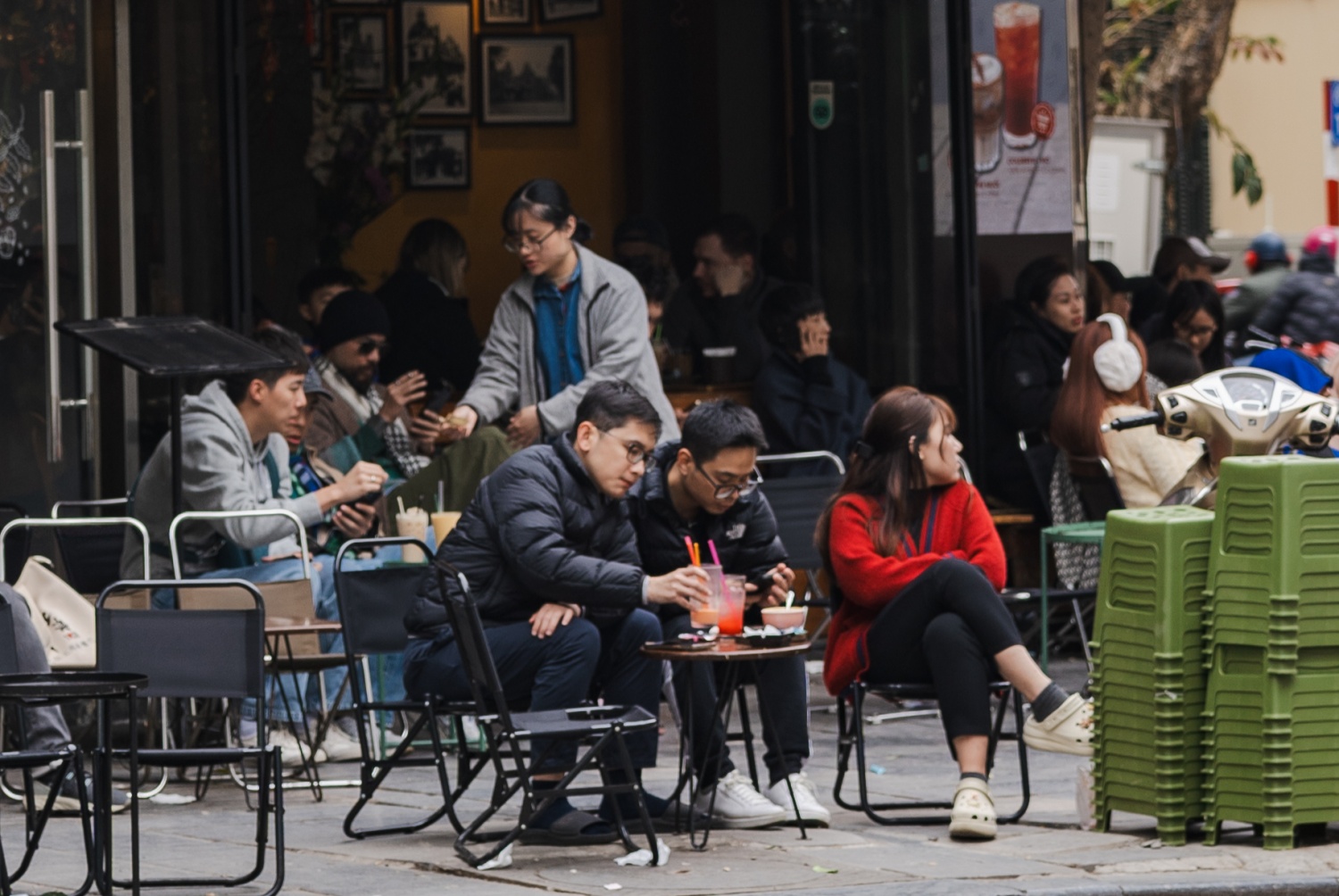 Hà Nội ngày cuối cùng của năm cũ: Dân tình thảnh thơi đi cà phê, khách Tây 