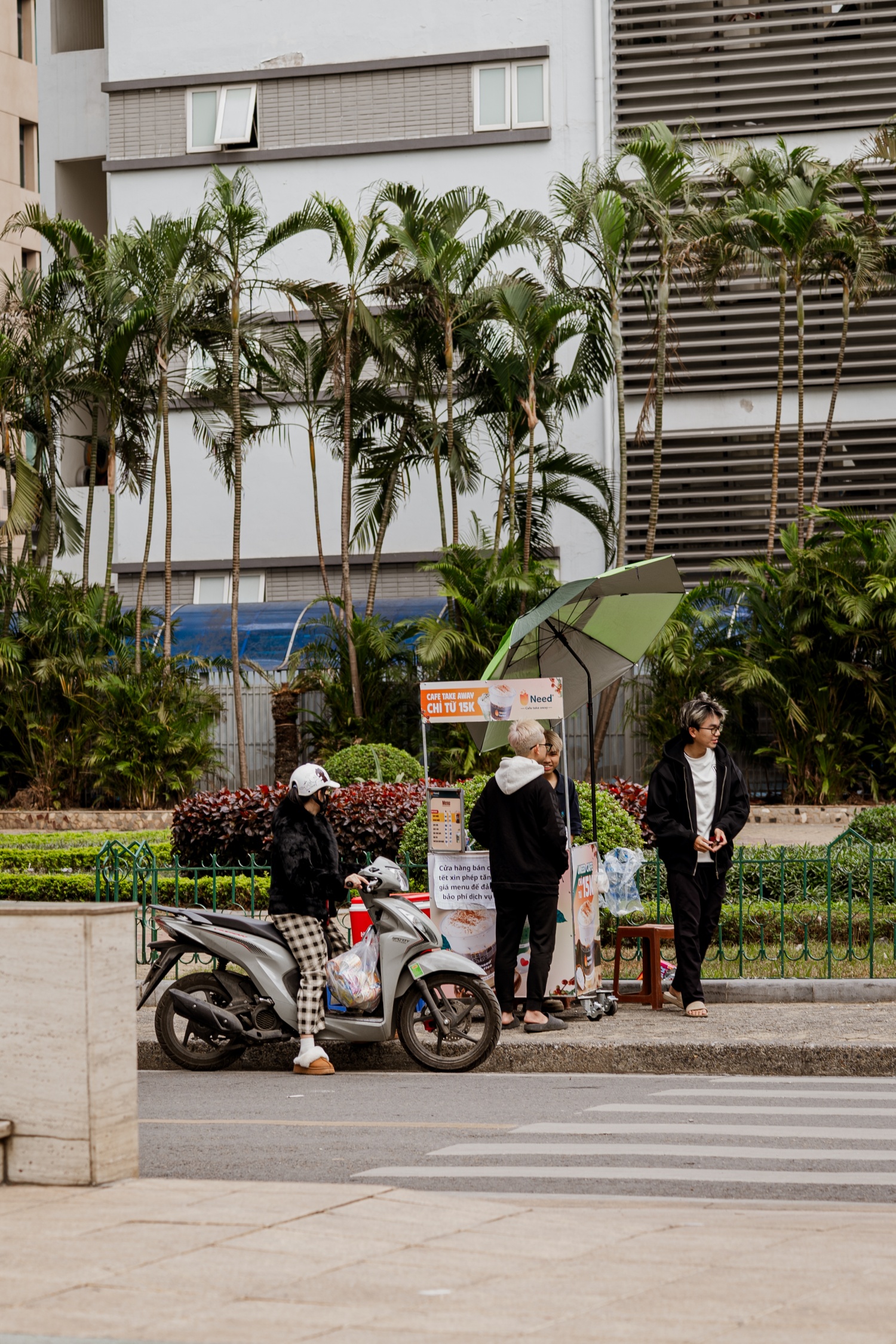 Hà Nội ngày cuối cùng của năm cũ: Dân tình thảnh thơi đi cà phê, khách Tây 