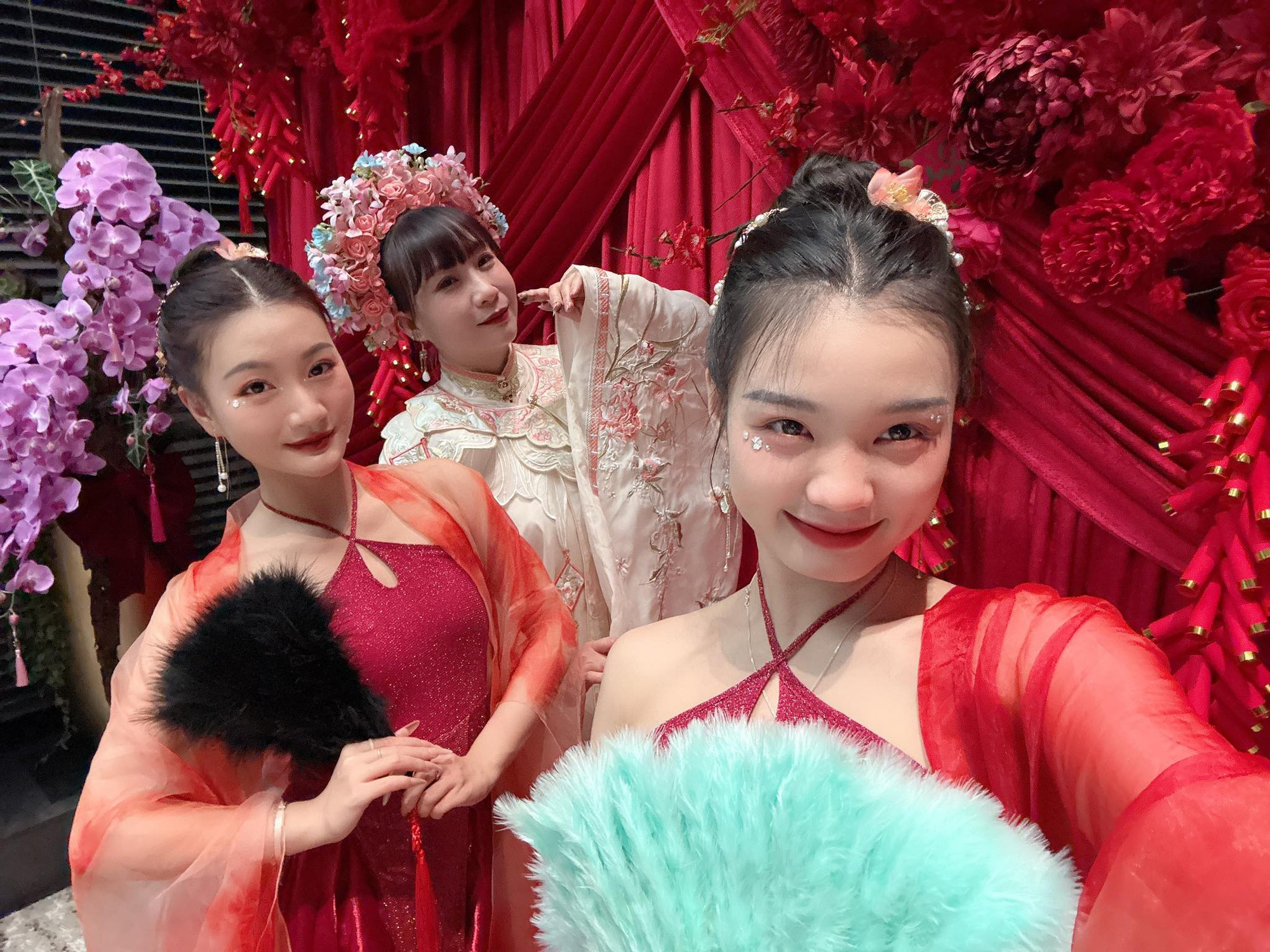 Nghề hoá thần tiên tỷ tỷ múa phục vụ khách VIP tại nhà riêng, quán ăn: Quy tắc khắt khe, thu nhập gây bất ngờ- Ảnh 2.