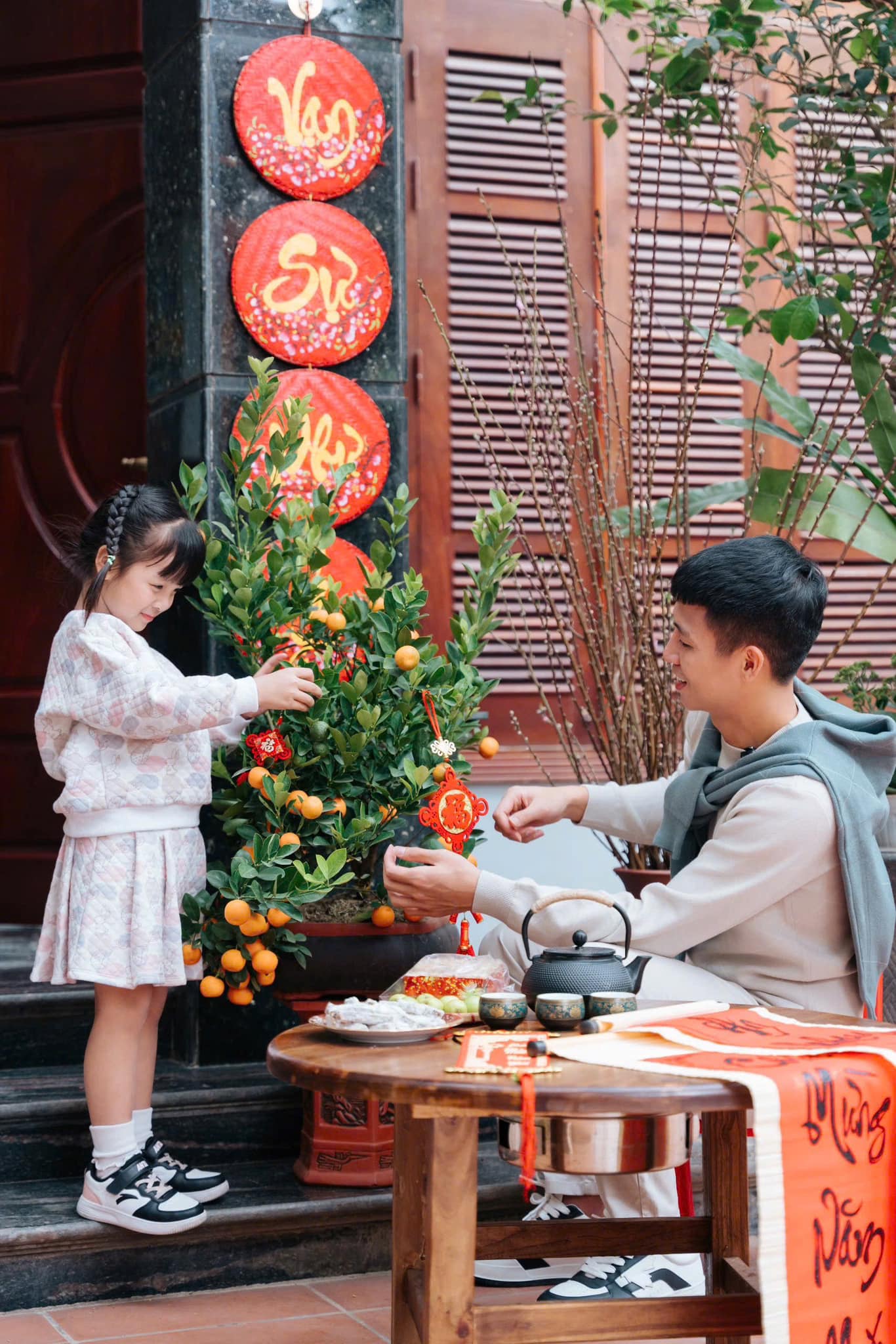 Bùi Tiến Dũng ngày cuối năm: Sóng gió đã qua, cùng con gái trang hoàng nhà cửa đón tết- Ảnh 1.