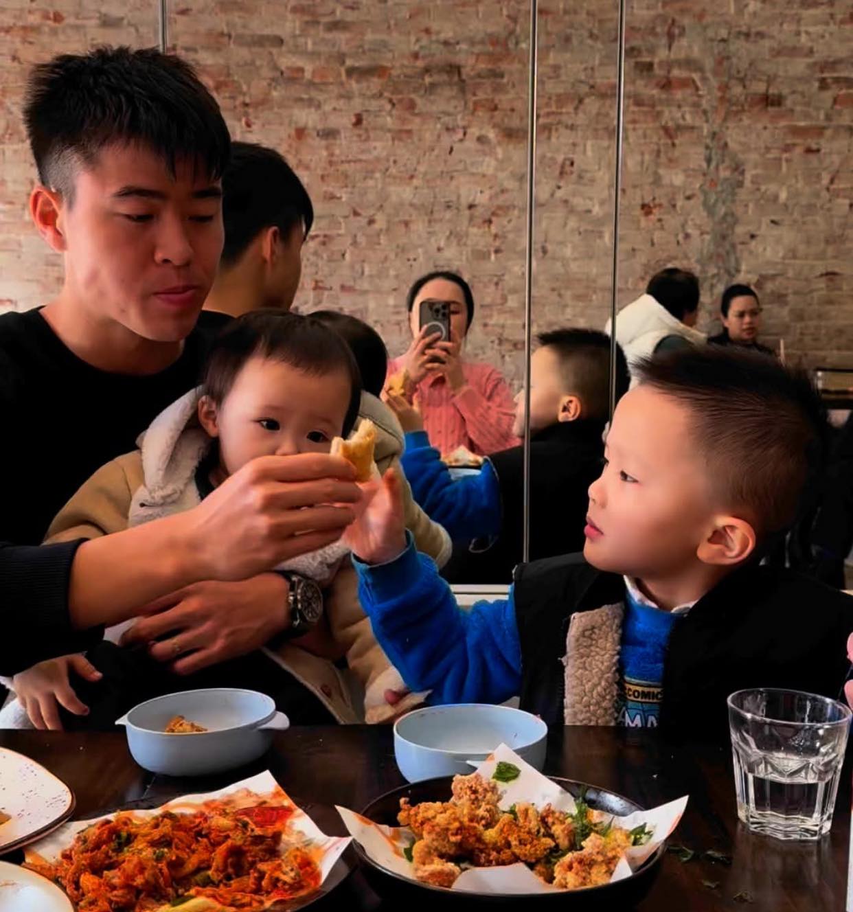Duy Mạnh trang ho&agrave;ng nh&agrave; cửa đ&oacute;n tết, tủ t&uacute;i x&aacute;ch h&agrave;ng hiệu cả chục tỷ của vợ tiểu thư chiếm spotlight- Ảnh 5.