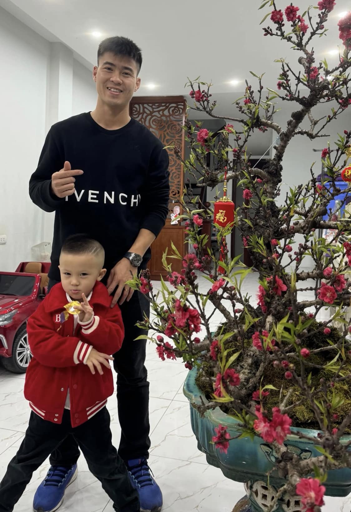 Duy Mạnh trang ho&agrave;ng nh&agrave; cửa đ&oacute;n tết, tủ t&uacute;i x&aacute;ch h&agrave;ng hiệu cả chục tỷ của vợ tiểu thư chiếm spotlight- Ảnh 4.
