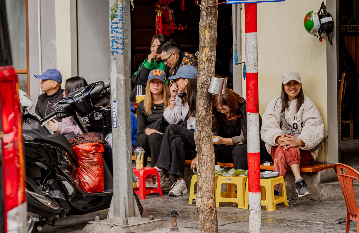 Hà Nội ngày cuối cùng của năm cũ: Dân tình thảnh thơi đi cà phê, khách Tây 