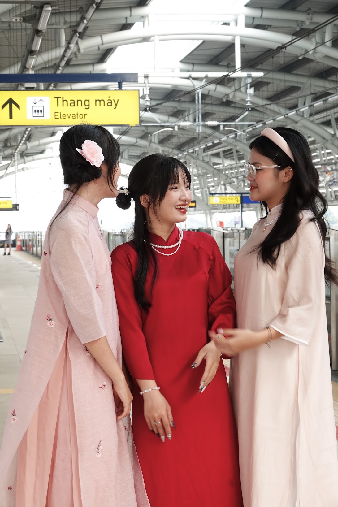 Mùng 1 Tết Ất Tỵ, lần đầu tiên Gen Z rủ ba mẹ đi chúc Tết bằng metro: Sao mà nó ngầu!!!- Ảnh 6.