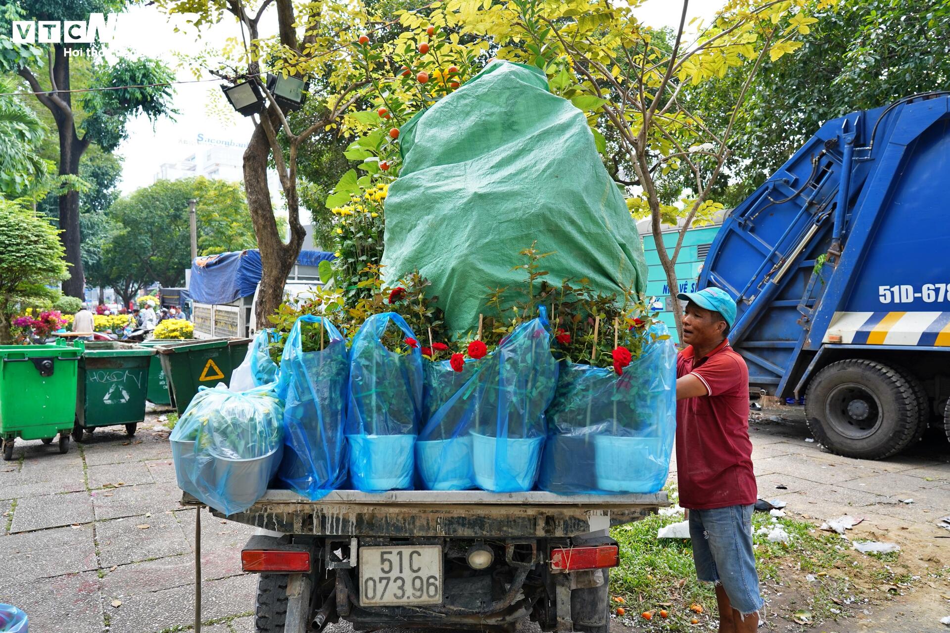 TP.HCM: Xả lỗ không ai mua, tiểu thương bỏ hoa, vứt chậu về quê đón giao thừa- Ảnh 11.