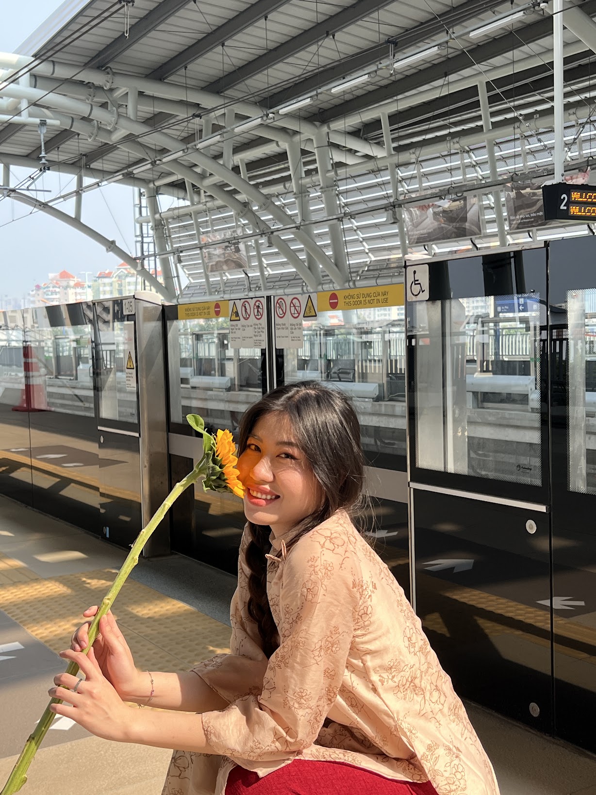 Mùng 1 Tết Ất Tỵ, lần đầu tiên Gen Z rủ ba mẹ đi chúc Tết bằng metro: Sao mà nó ngầu!!!- Ảnh 5.