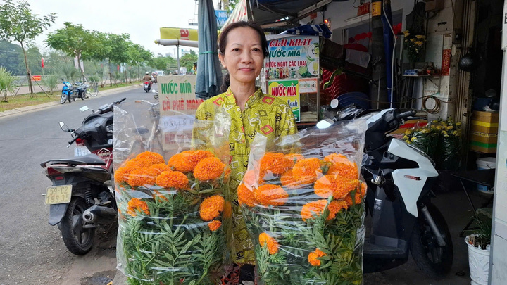 TP.HCM mua hoa tồn của tiểu thương tặng người dân chơi Tết- Ảnh 2.