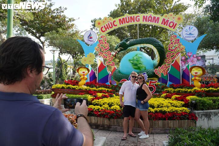 Người nước ngo&agrave;i th&iacute;ch th&uacute; tạo d&aacute;ng với 'b&eacute; Na' dễ thương ở Nha Trang- Ảnh 1.