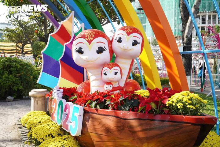 Người nước ngo&agrave;i th&iacute;ch th&uacute; tạo d&aacute;ng với 'b&eacute; Na' dễ thương ở Nha Trang- Ảnh 9.