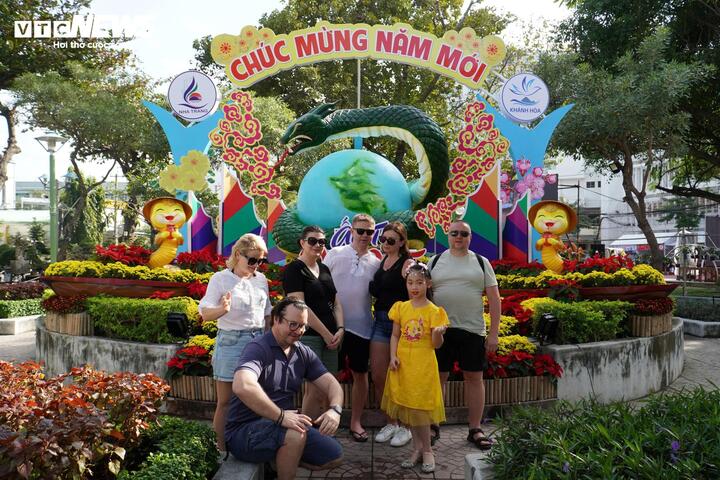 Người nước ngo&agrave;i th&iacute;ch th&uacute; tạo d&aacute;ng với 'b&eacute; Na' dễ thương ở Nha Trang- Ảnh 2.