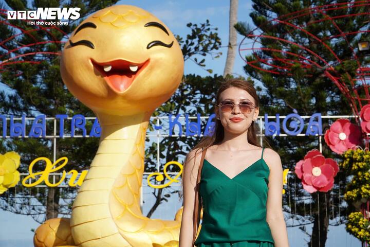 Người nước ngo&agrave;i th&iacute;ch th&uacute; tạo d&aacute;ng với 'b&eacute; Na' dễ thương ở Nha Trang- Ảnh 3.