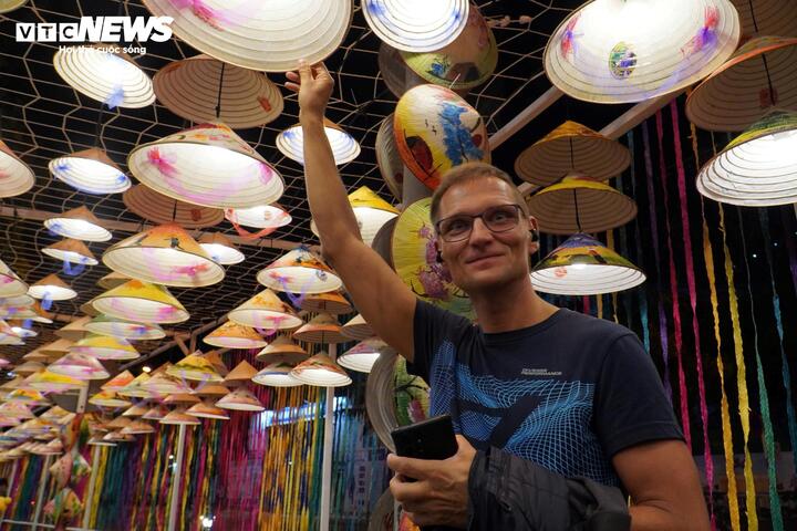 Người nước ngo&agrave;i th&iacute;ch th&uacute; tạo d&aacute;ng với 'b&eacute; Na' dễ thương ở Nha Trang- Ảnh 6.