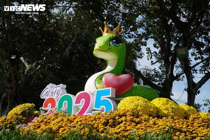 Người nước ngo&agrave;i th&iacute;ch th&uacute; tạo d&aacute;ng với 'b&eacute; Na' dễ thương ở Nha Trang- Ảnh 7.