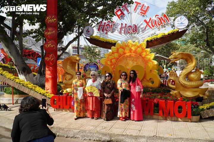 Người nước ngo&agrave;i th&iacute;ch th&uacute; tạo d&aacute;ng với 'b&eacute; Na' dễ thương ở Nha Trang- Ảnh 8.