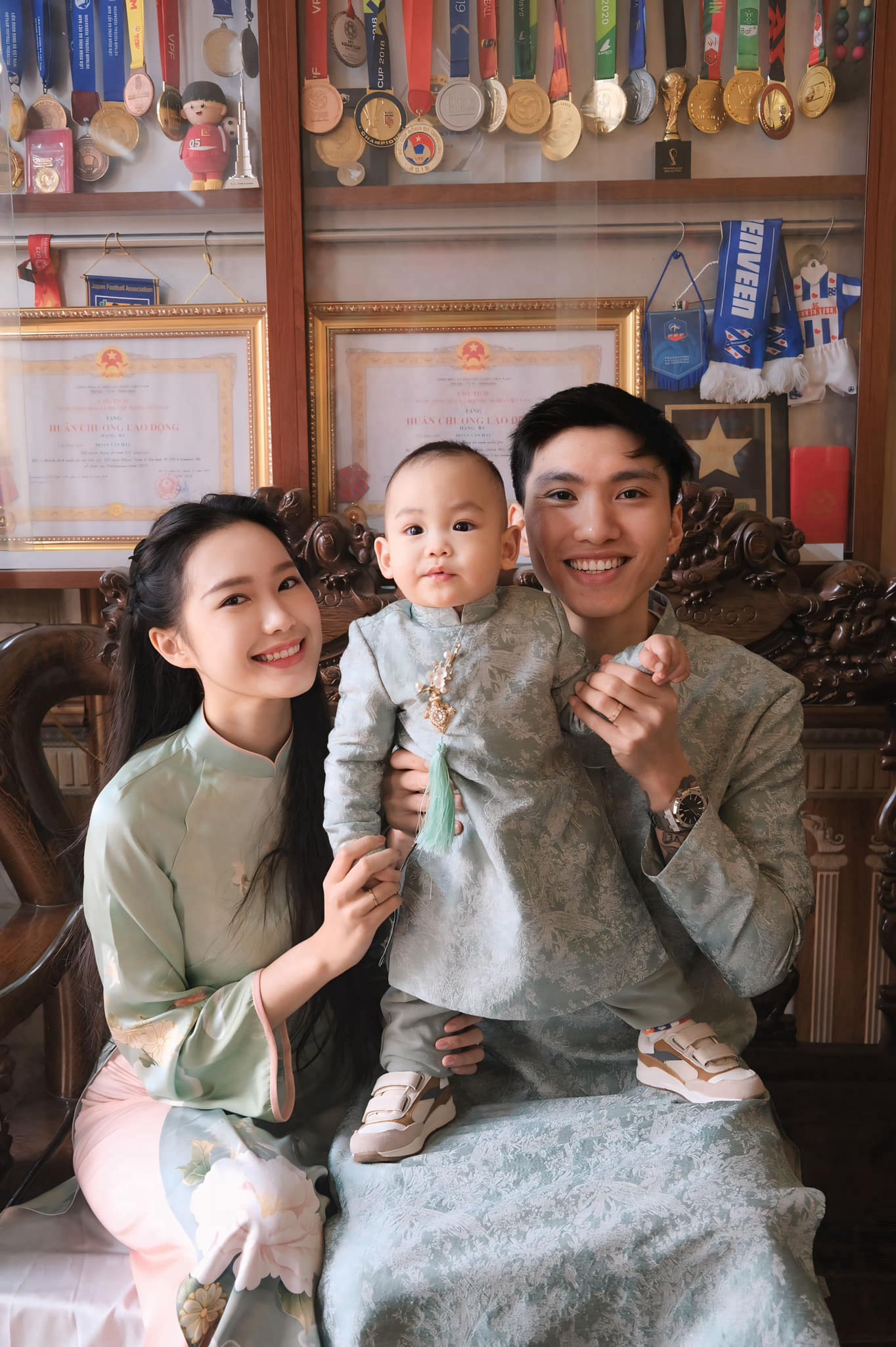 Mùng 1 dàn cầu thủ Việt Nam đi chơi Tết: Duy Mạnh đi Văn Miếu, dàn WAG đọ sắc khi diện áo dài- Ảnh 9. Mùng 1 dàn cầu thủ Việt Nam đi chơi Tết: Duy Mạnh đi Văn Miếu, dàn WAG đọ sắc khi diện áo dài- Ảnh 9.