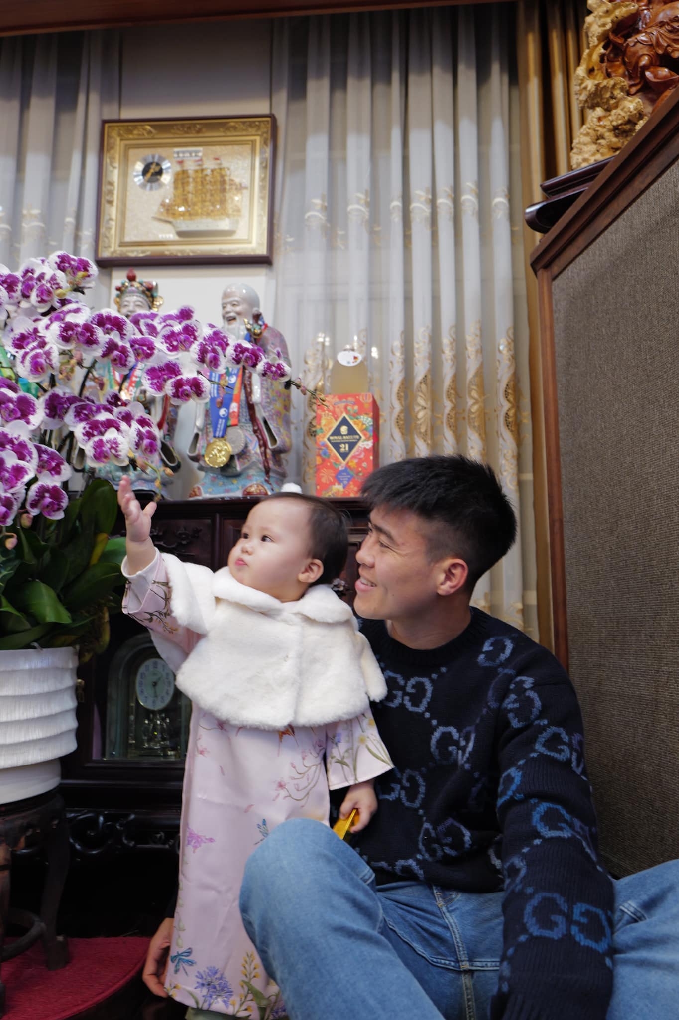 Mùng 1 dàn cầu thủ Việt Nam đi chơi Tết: Duy Mạnh đi Văn Miếu, dàn WAG đọ sắc khi diện áo dài- Ảnh 5. Mùng 1 dàn cầu thủ Việt Nam đi chơi Tết: Duy Mạnh đi Văn Miếu, dàn WAG đọ sắc khi diện áo dài- Ảnh 5.