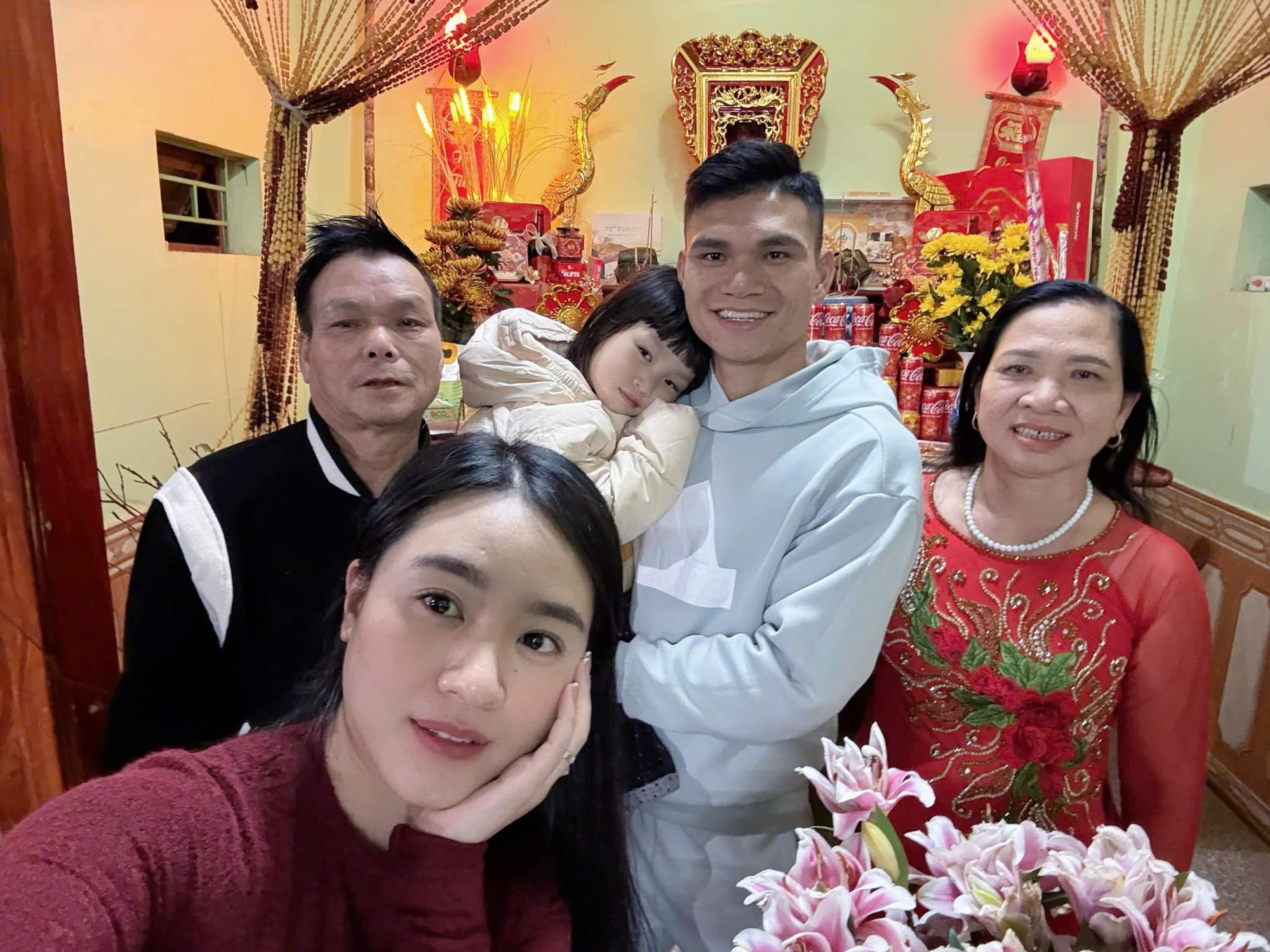 Mùng 1 dàn cầu thủ Việt Nam đi chơi Tết: Duy Mạnh đi Văn Miếu, dàn WAG đọ sắc khi diện áo dài- Ảnh 8. Mùng 1 dàn cầu thủ Việt Nam đi chơi Tết: Duy Mạnh đi Văn Miếu, dàn WAG đọ sắc khi diện áo dài- Ảnh 8.