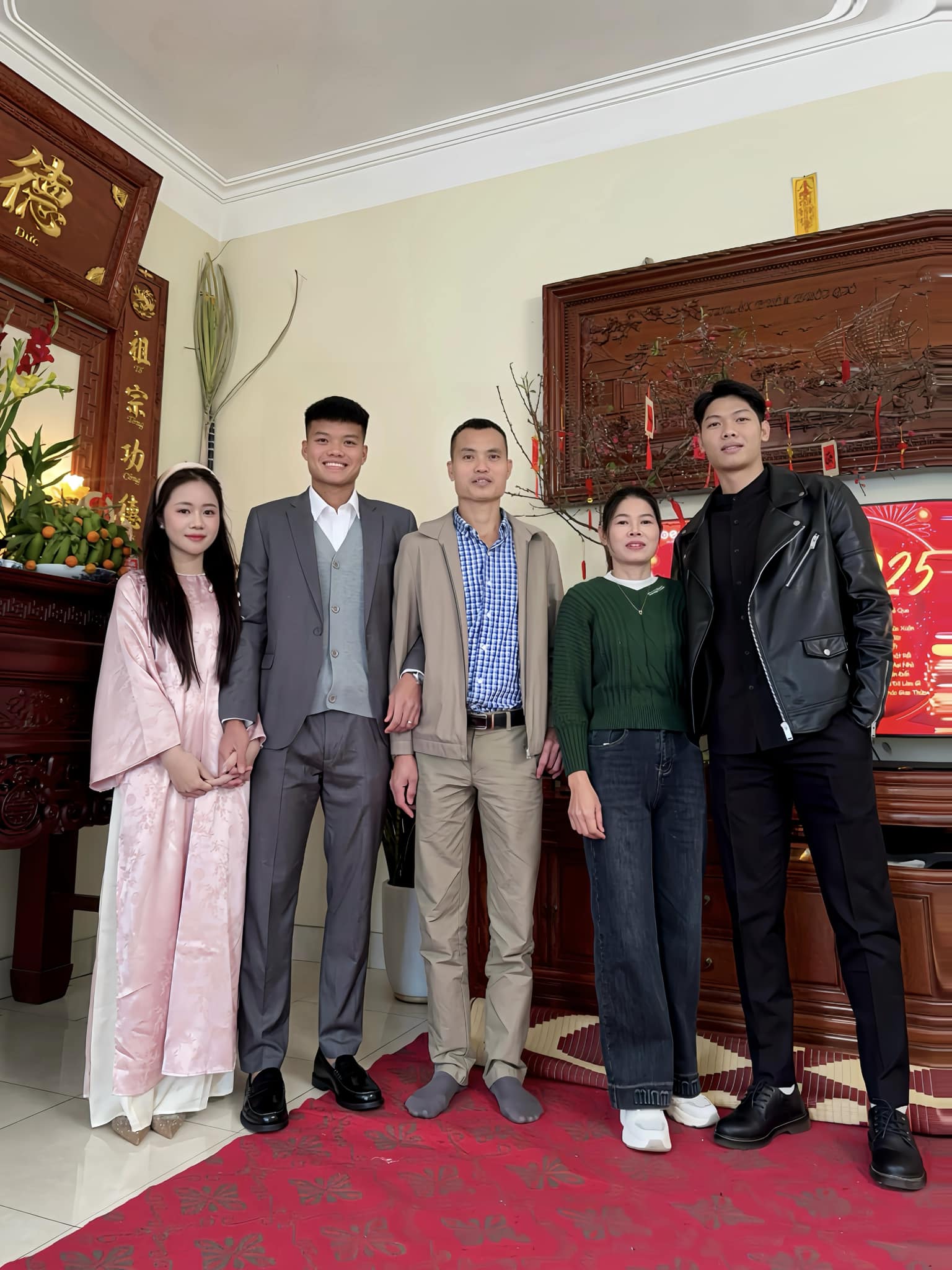 Mùng 1 dàn cầu thủ Việt Nam đi chơi Tết: Duy Mạnh đi Văn Miếu, dàn WAG đọ sắc khi diện áo dài- Ảnh 10. Mùng 1 dàn cầu thủ Việt Nam đi chơi Tết: Duy Mạnh đi Văn Miếu, dàn WAG đọ sắc khi diện áo dài- Ảnh 10.