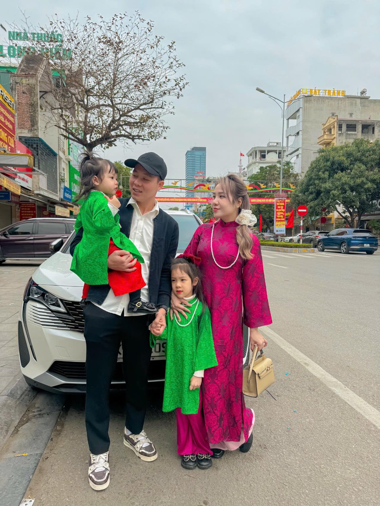 Mùng 1 dàn cầu thủ Việt Nam đi chơi Tết: Duy Mạnh đi Văn Miếu, dàn WAG đọ sắc khi diện áo dài- Ảnh 13. Mùng 1 dàn cầu thủ Việt Nam đi chơi Tết: Duy Mạnh đi Văn Miếu, dàn WAG đọ sắc khi diện áo dài- Ảnh 13.